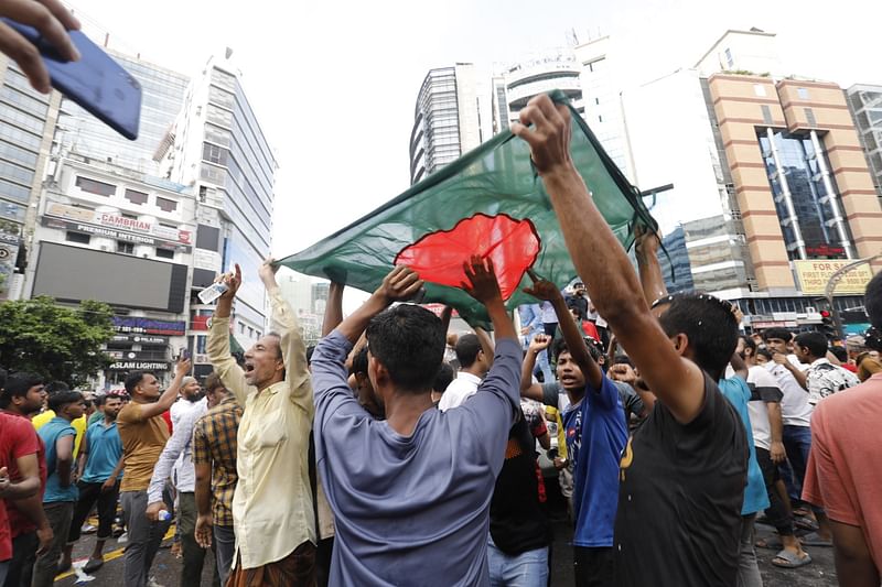 প্রধানমন্ত্রী শেখ হাসিনার পদত্যাগের সংবাদ শুনে সাধারণ মানুষ বিজয় উল্লাস শুরু করেন। গুলশান ২, ঢাকা।